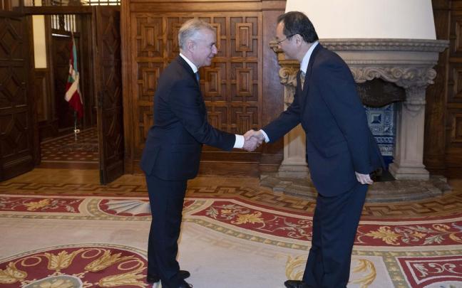 Urkullu y el nuevo embajador de Japón en España, Takahiro Nakamae.