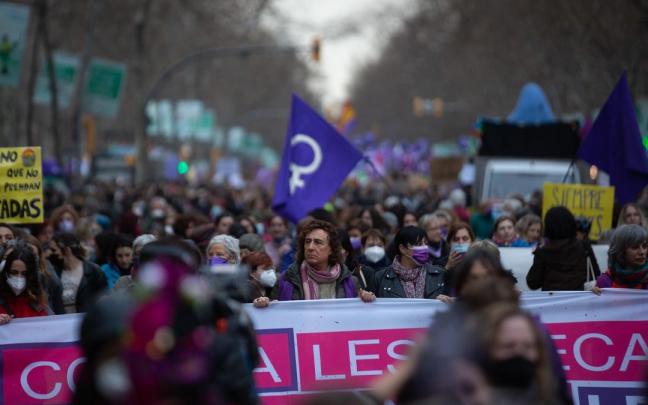 Un grupo de mujeres en una manifestación por el 8M en Barcelona, Catalunya. Un grupo de mujeres en una manifestación por el 8M en Barcelona, Catalunya.