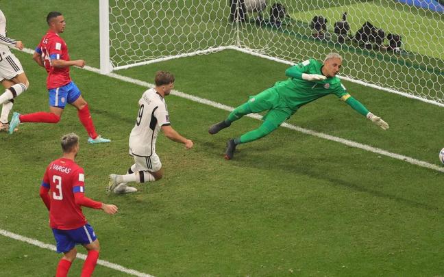 Niclas Fuellkrug marca en el partido Costa Rica-Alemania.