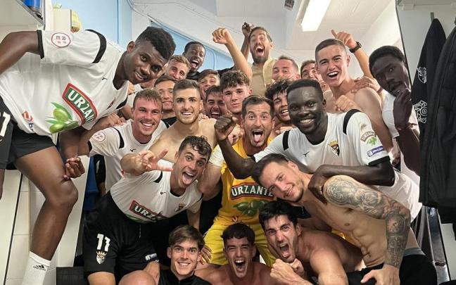 La plantilla del Tudelano celebra la victoria.