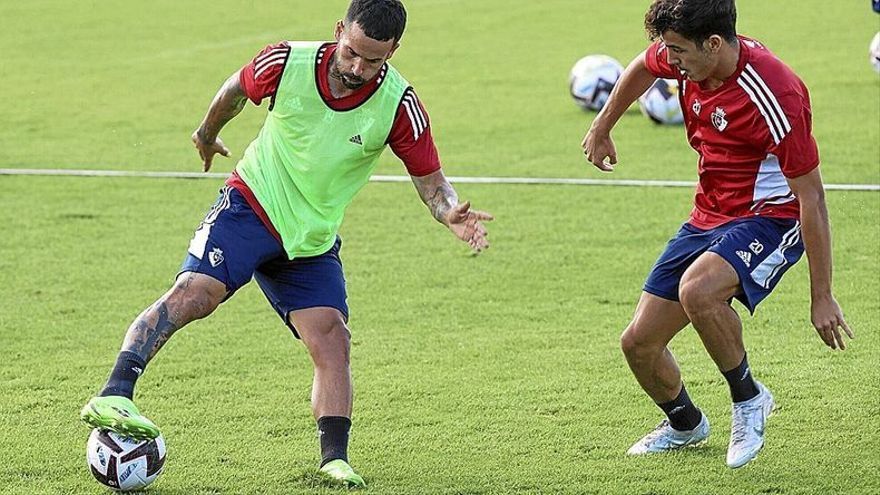 Rubén García controla el balón ante la presencia de Manu Sánchez, en el entrenamiento matinal de ayer en Tajonar.