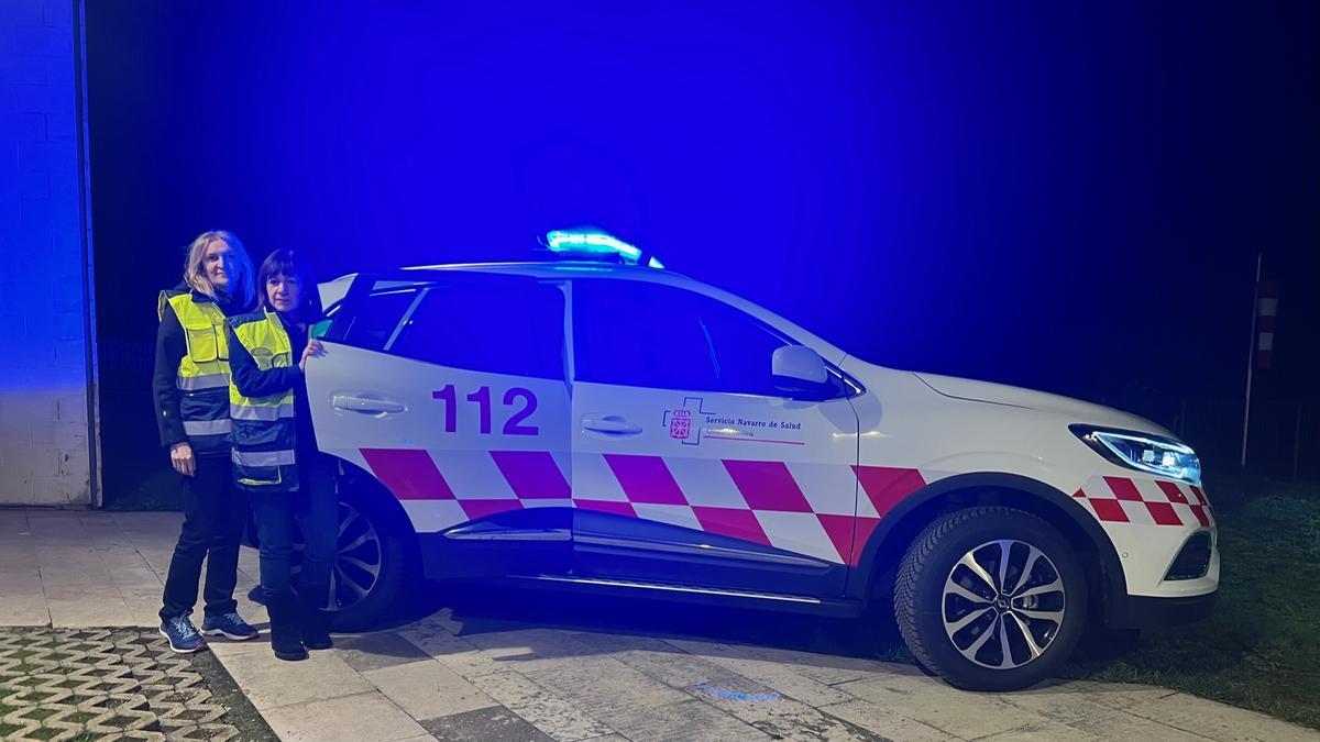 Parte del Equipo de Atención Primaria del Centro de Salud de Ultzama, de izquierda a derecha: María José Galán (enfermera SUR) y Elena Galé (médica SUR), con uno de los nuevos vehículos