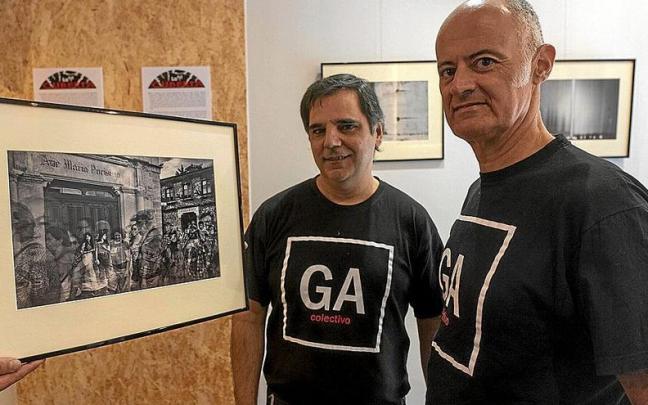 Iván Martín y Josetxu Silgo junto a algunas de las imágenes que Gasteiz Atelier Colectivo presenta en una de las muestras, ‘La Cuberta’.