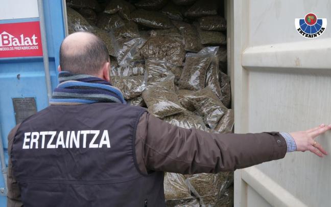 Detenido tras la incautación de 3.000 kilos de marihuana ocultos en un caserío en Orduña Detenido tras la incautación de 3.000 kilos de marihuana ocultos en un caserío en Orduña