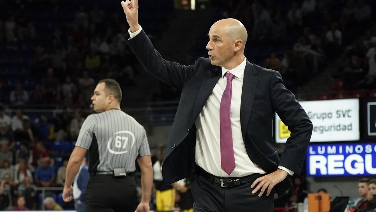 Peñarroya da instrucciones a sus jugadores durante un momento del aprtido disputado en el Buesa entre el Cazoo Baskonia y el Tenerife