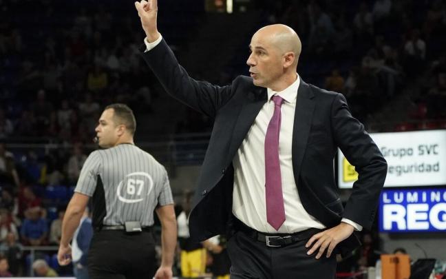 Pe&ntilde;arroya da instrucciones a sus jugadores durante un momento del aprtido disputado en el Buesa entre el Cazoo Baskonia y el Tenerife
