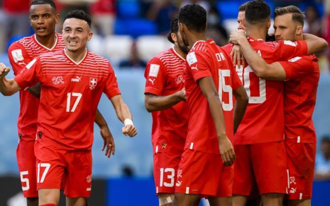 Suiza celebra el gol de Embolo.