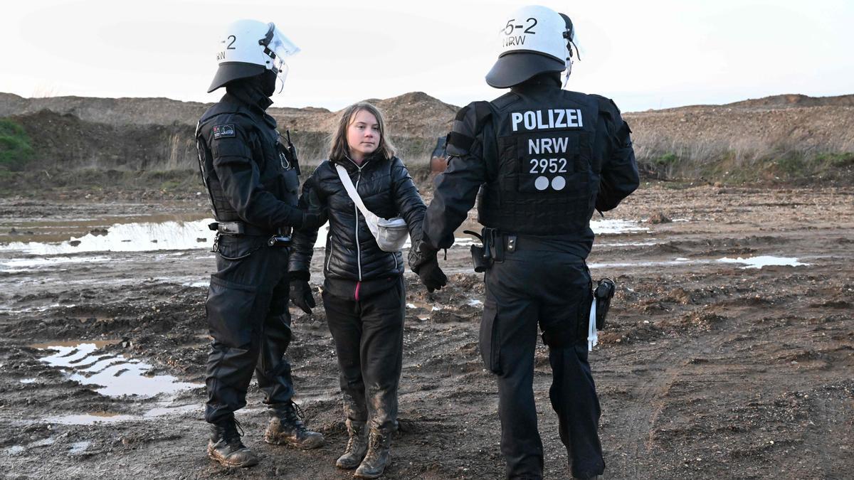 Greta Thunberg es detenida junto a la mina de carbón.