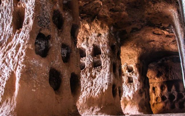 El interior de la Cueva de los 100 Pilares, en Arnedo, es un ejemplo de ocupación humana de caviades naturales con intenciones de refugio y de espiritualidad.