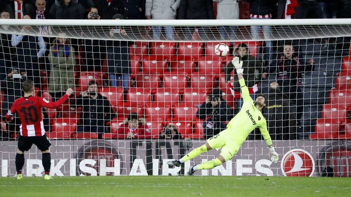 Aitor Fernández, portero del Levante, en un partido ante el Athletic