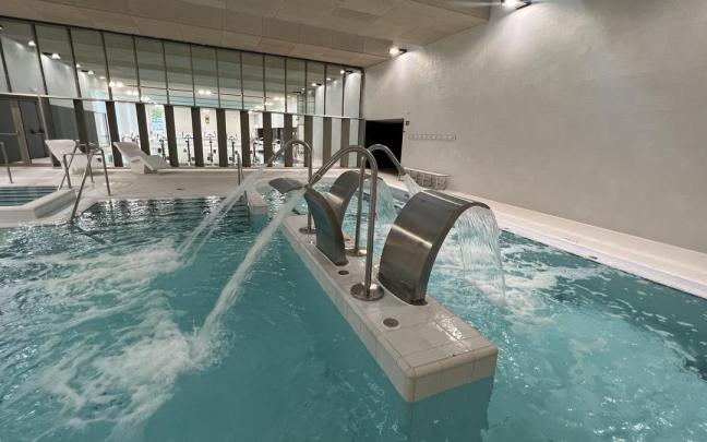 El nuevo edificio cuenta con una completa zona de balneario spa conectada visualmente con las piscinas