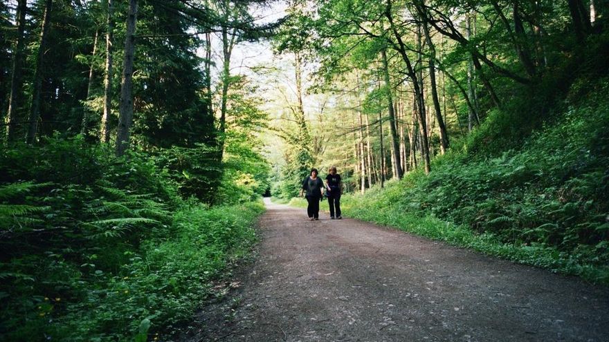 Dos personas en la vía verde de Plazaola