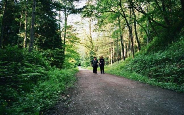 Dos personas en la vía verde de Plazaola Dos personas en la vía verde de Plazaola