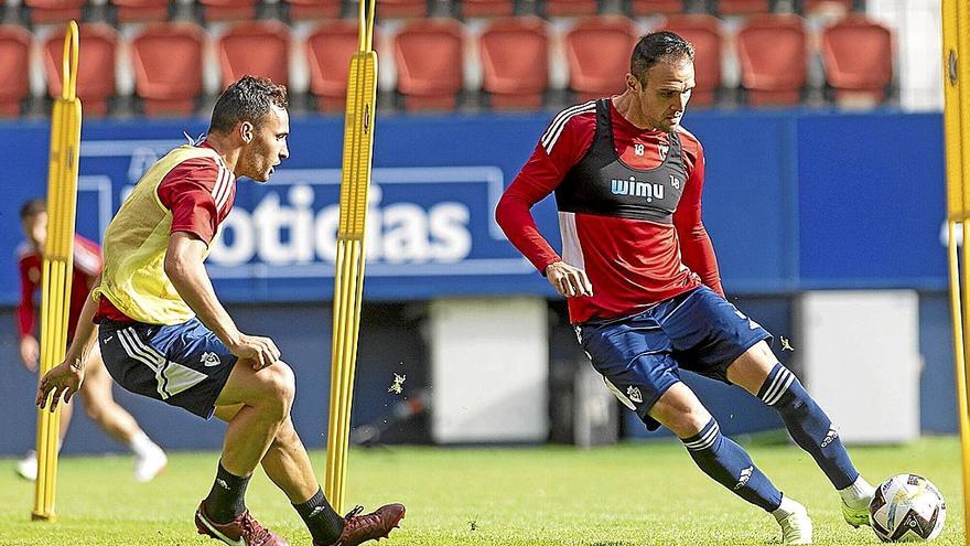 Unai sale ante Kike García, en el entrenamiento de ayer en El Sadar. | FOTO: CA OSASUNA