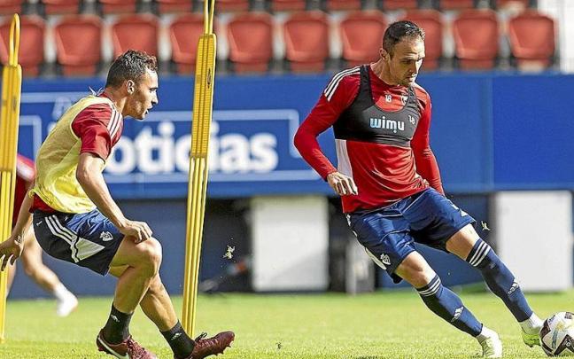 Unai sale ante Kike Garc&iacute;a, en el entrenamiento de ayer en El Sadar. | FOTO: CA OSASUNA