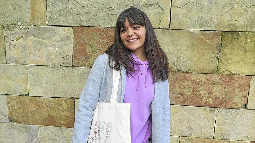 Josune Gil posa con uno de los bolsos que pondrá a la venta en la feria.