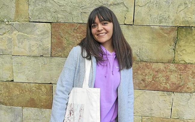 Josune Gil posa con uno de los bolsos que pondrá a la venta en la feria.