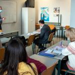 Alumnos aprenden ingl&eacute;s en un centro de idiomas.