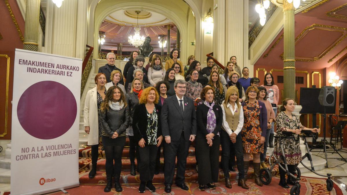 Foto de familia tras la lectura institucional llevada a cabo en el Teatro Arriaga.