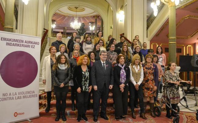 Foto de familia tras la lectura institucional llevada a cabo en el Teatro Arriaga.
