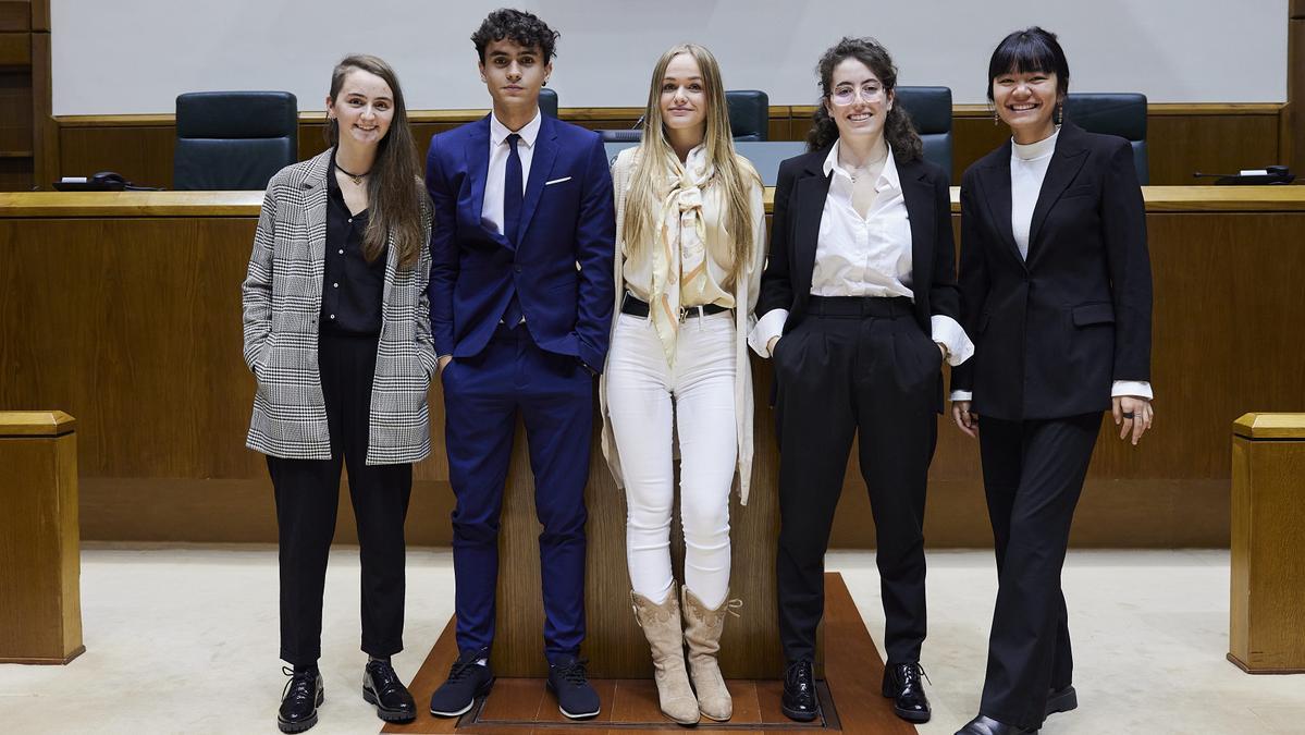 El equipo de la UPNA. De izq. a dcha.: Leire Dorregaray, Mikel Fernandez, Angela Colás, Maider Aiesa y Jare Gainza.