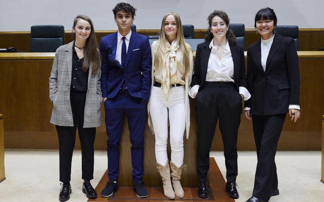 El equipo de la UPNA. De izq. a dcha.: Leire Dorregaray, Mikel Fernandez, Angela Col&aacute;s, Maider Aiesa y Jare Gainza.