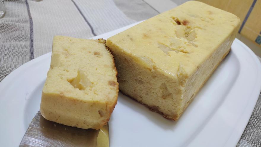 Un puding de manzana recién desmoldado