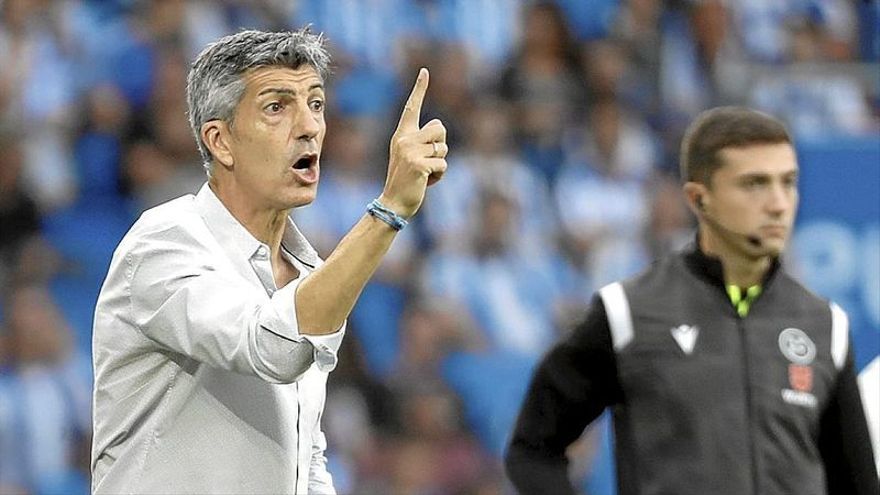 Imanol da instrucciones a sus futbolistas durante el partido del domingo.