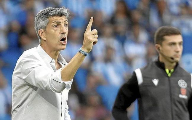 Imanol da instrucciones a sus futbolistas durante el partido del domingo.
