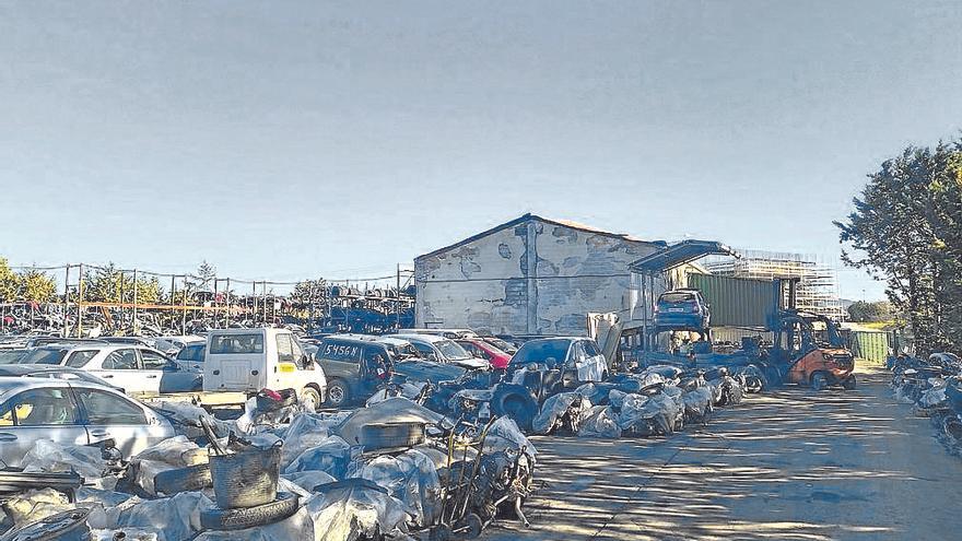 Piezas de vehículos y herramientas en el lugar en el que estaba la nave calcinada.