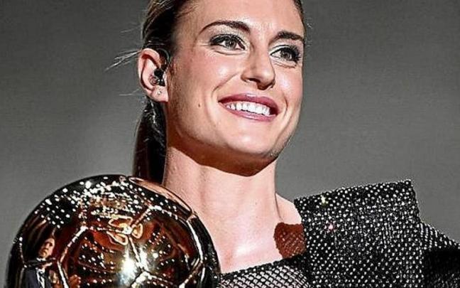 Alexia Putellas, con su segundo balon de Oro, y Karim Benzema, con su primer galardón. Alexia Putellas, con su segundo balon de Oro, y Karim Benzema, con su primer galardón.