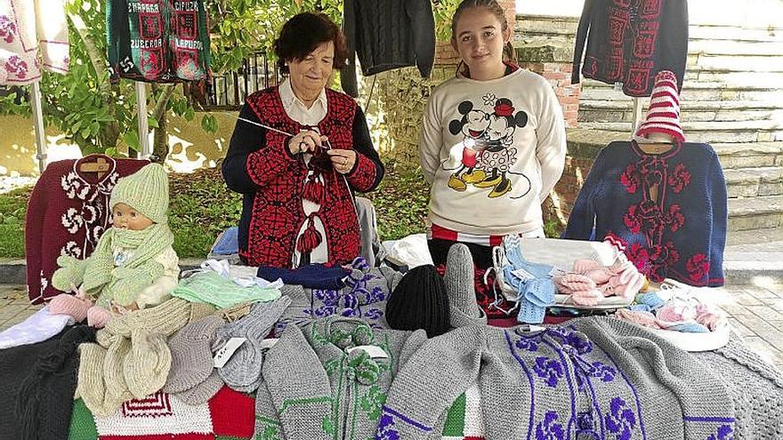 Edurne Abad, acompañada por su nieta.