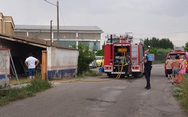Incendio en la Avenida del Instituto que atendieron los bomberos y la Policía Local.