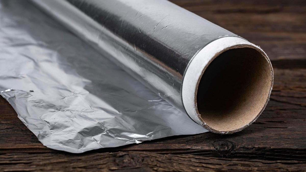 Rollo de papel aluminio también conocido como papel de albal.