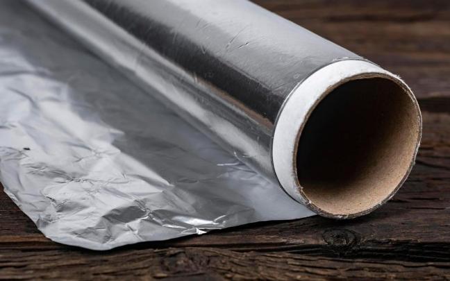 Rollo de papel aluminio también conocido como papel de albal. Rollo de papel aluminio también conocido como papel de albal.