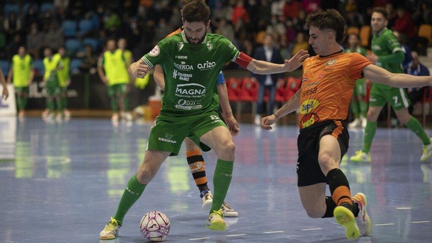 Roberto Martil (Xota) y Uge (Aspil Jumpers), en una acción del derbi navarro de la pasada temporada en Anaitasuna.