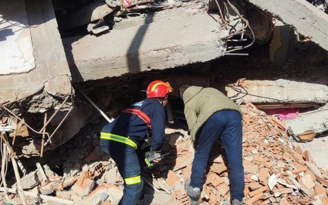 Bomberos voluntarios de Vitoria ya trabajan sobre el terreno en Turquía