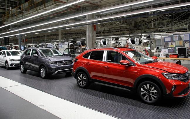 La cadena de montaje de VW con los modelos Polo, T-Cross y Taigo.