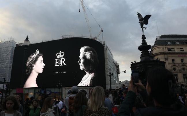 Una gran fotograf&iacute;a de Isabel II desplegada sobre un edificio de Picadilly Circus, Londres.
