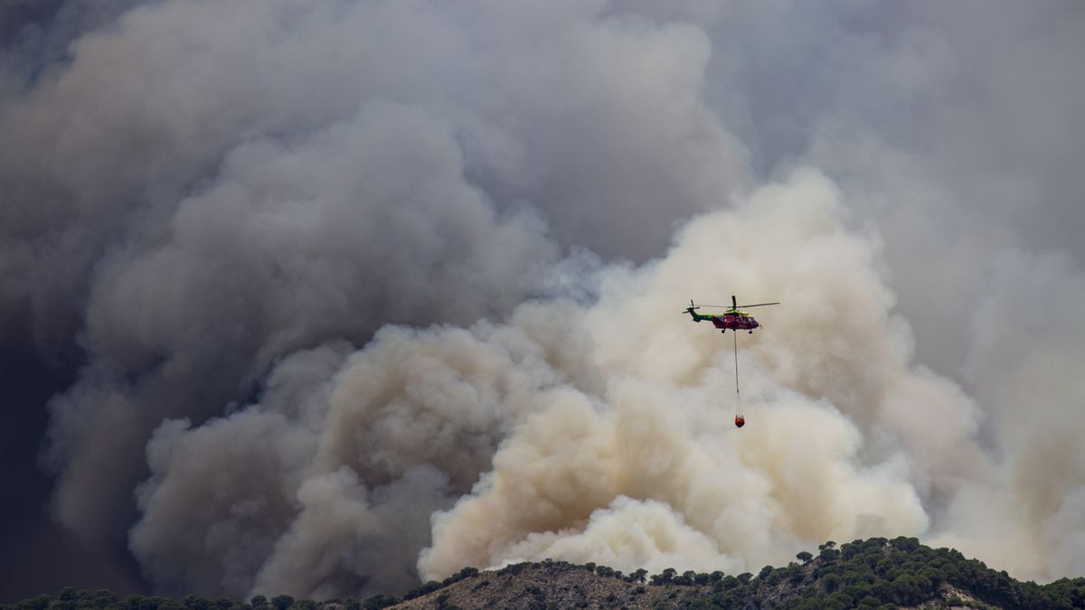 Un helicóptero trabaja en el incendio de la sierra de Mijas, en Málaga.
