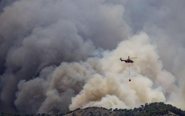 Un helicóptero trabaja en el incendio de la sierra de Mijas, en Málaga. Un helicóptero trabaja en el incendio de la sierra de Mijas, en Málaga.