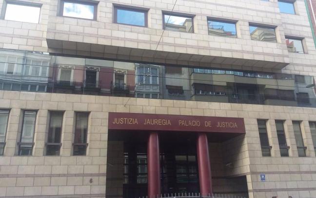 Entrada al Palacio de Justicia de Bilbao Entrada al Palacio de Justicia de Bilbao