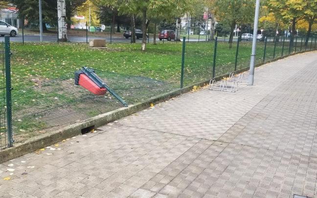 Parte del vallado derribado, con una de las papeleras para excrementos