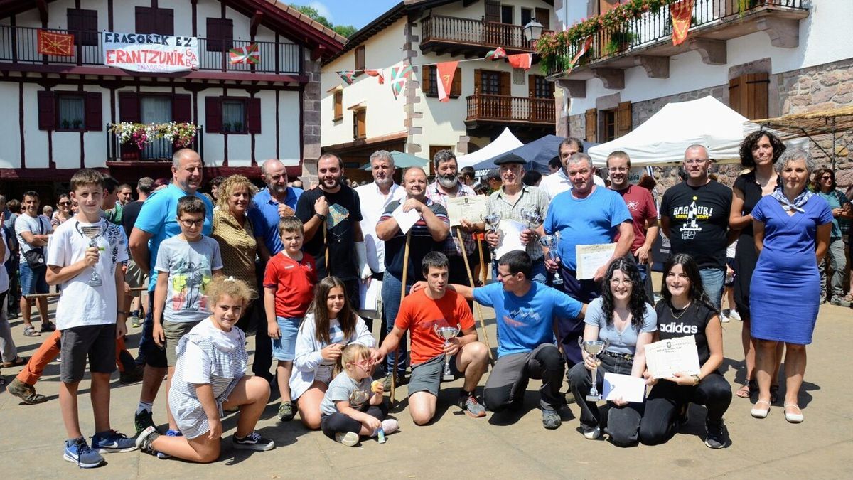 Los premiados junto con las autoridades del pueblo y del valle.