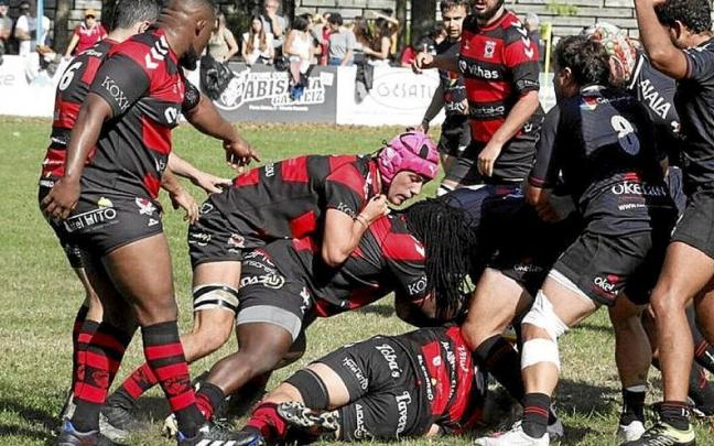 Un instante del partido entre el Gaztedi y el Zarautz. | FOTO: PILAR BARCO