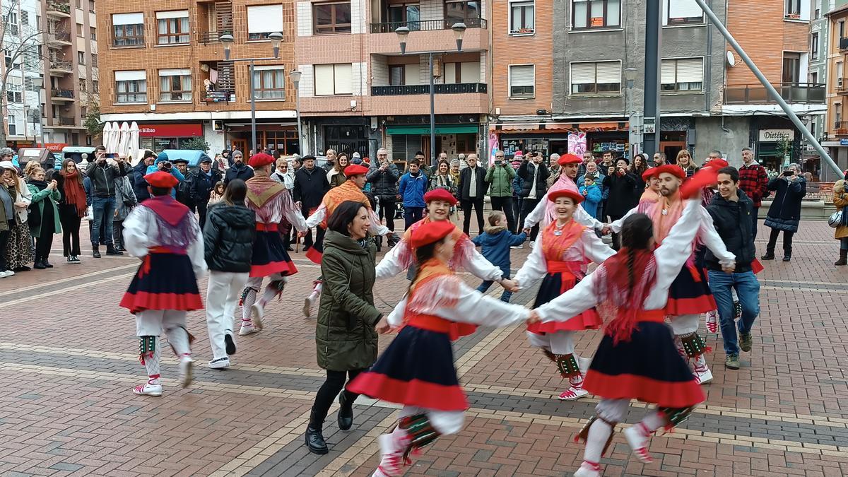 El aurresku de cuerda de Santa Águeda dio color y ritmo a la plaza San Pedro de Sestao.