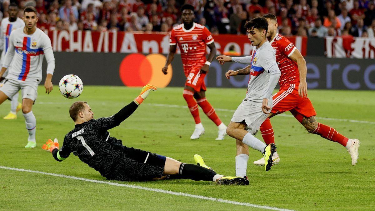 Pedri, en acción ante Neuer.