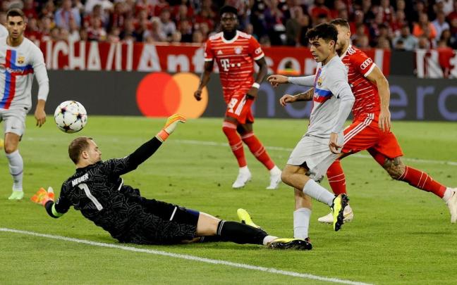 Pedri, en acción ante Neuer. Pedri, en acción ante Neuer.