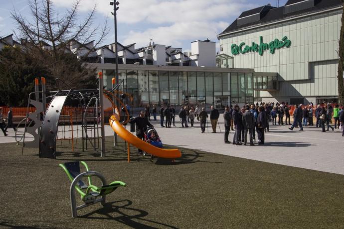 Plaza de Santa Bárbara, con El Corte Inglés al fondo.