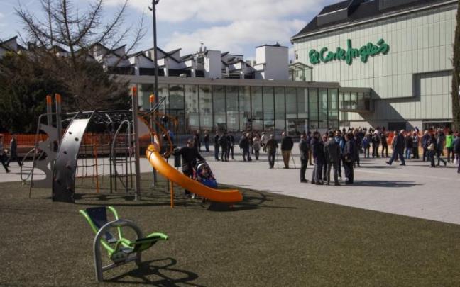 Plaza de Santa Bárbara, con El Corte Inglés al fondo.